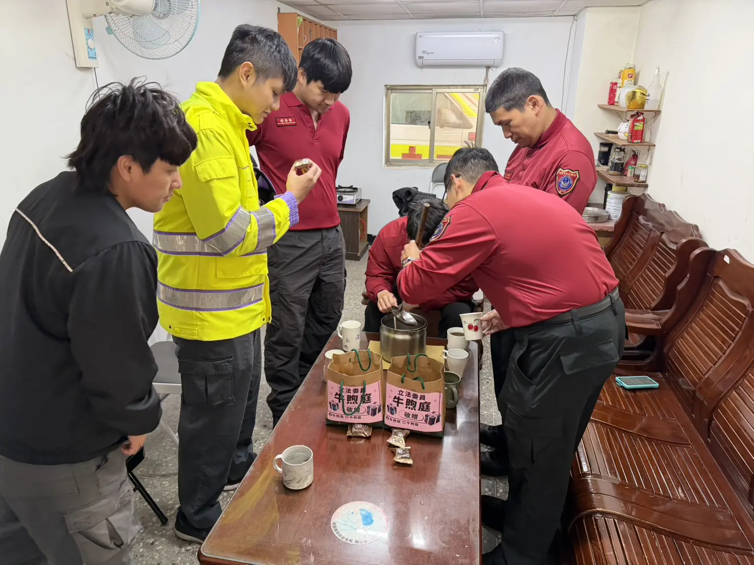 桃園消防頂寒風值勤辛勞倍增 牛煦庭團隊暖送黑糖薑茶慰問 S 92356636 0