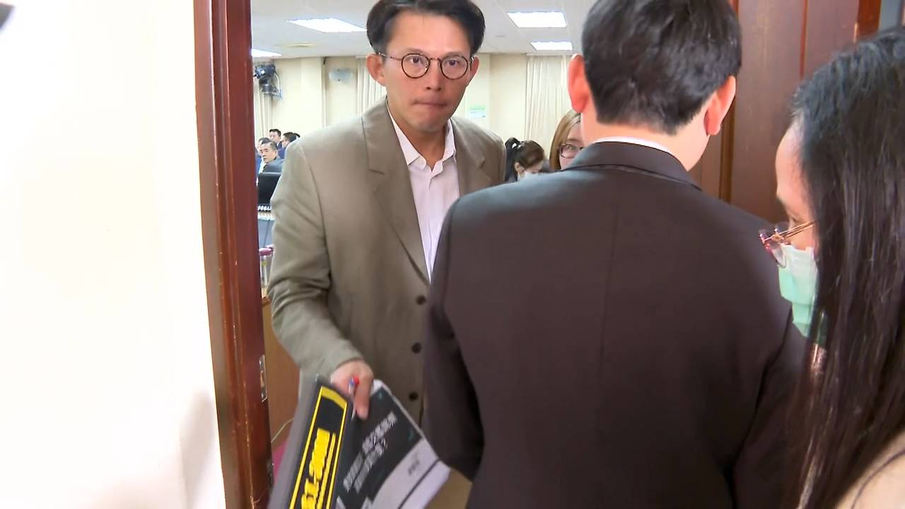 監視器曝黃國昌「夾帶機密」與助理待死角42秒 陳培瑜:手機翻拍絕對夠