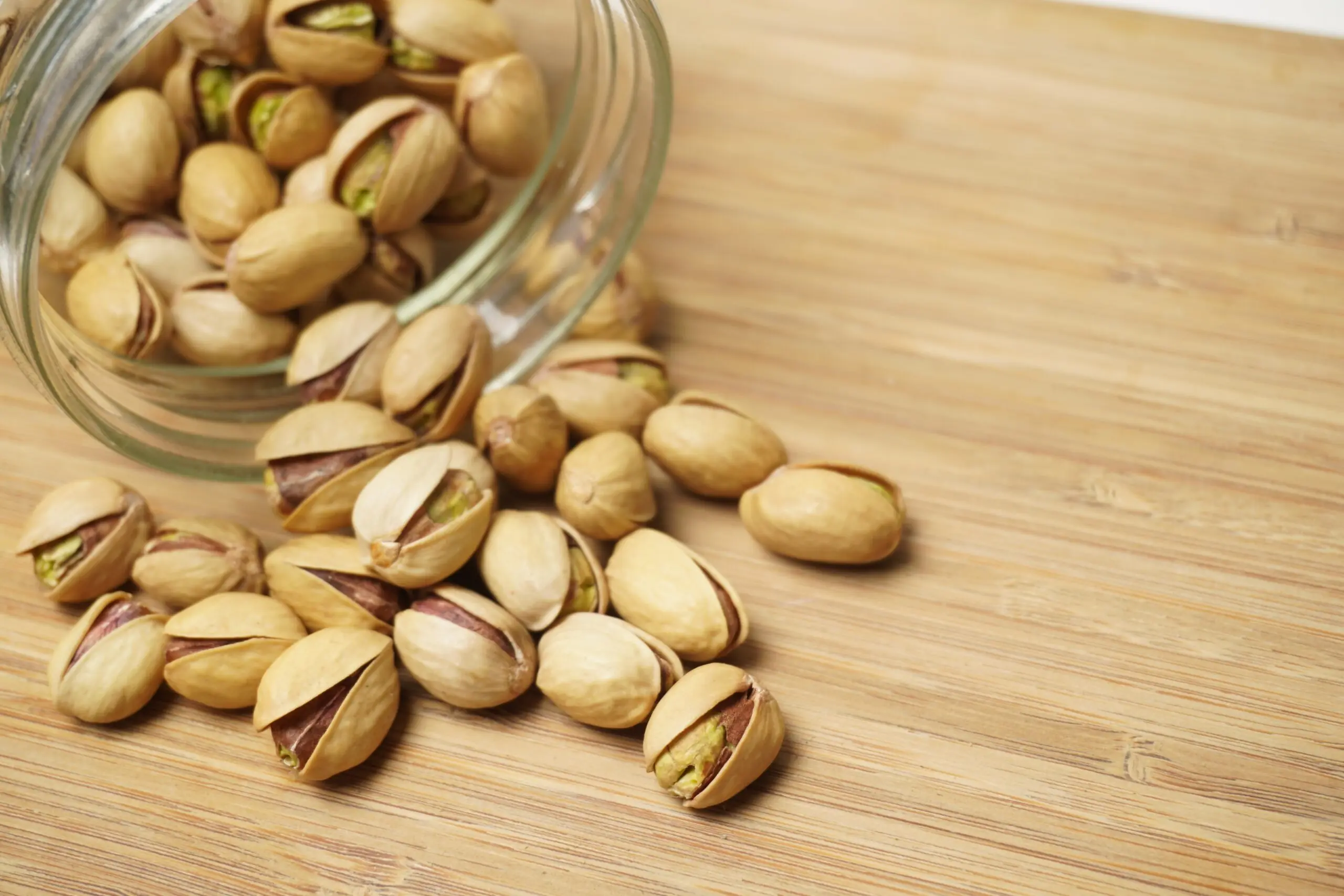 張員瑛也愛吃!開心果杜拜巧克力爆紅 這些族群應謹慎食用 closeup shot pistachios wooden surface scaled