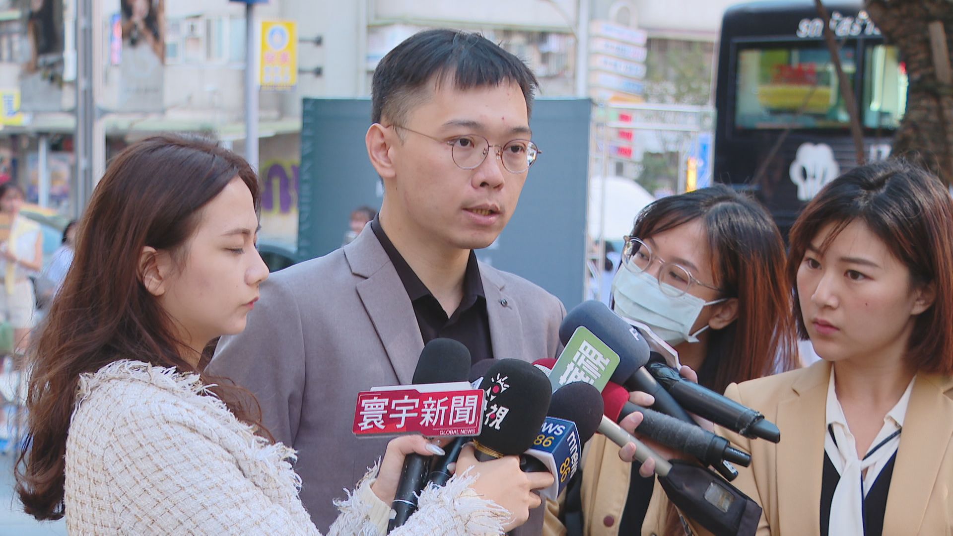 譏請辭「終於走了」不忘賣櫻桃 黃士修玩哏蹭陳菊挨轟