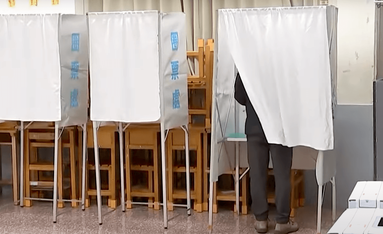 小草控選務唱票作弊、揭個資下場曝 四叉貓批:在台造謠成本低