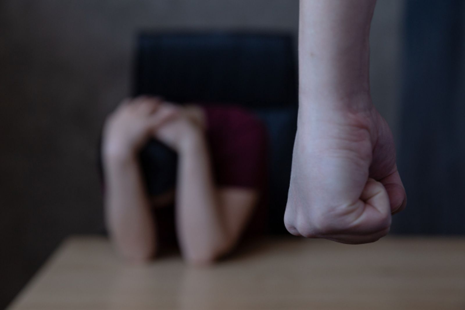 美軍毆3歲男童拎起問「玩夠沒?」 暴力行全遭鄰居監視器拍下