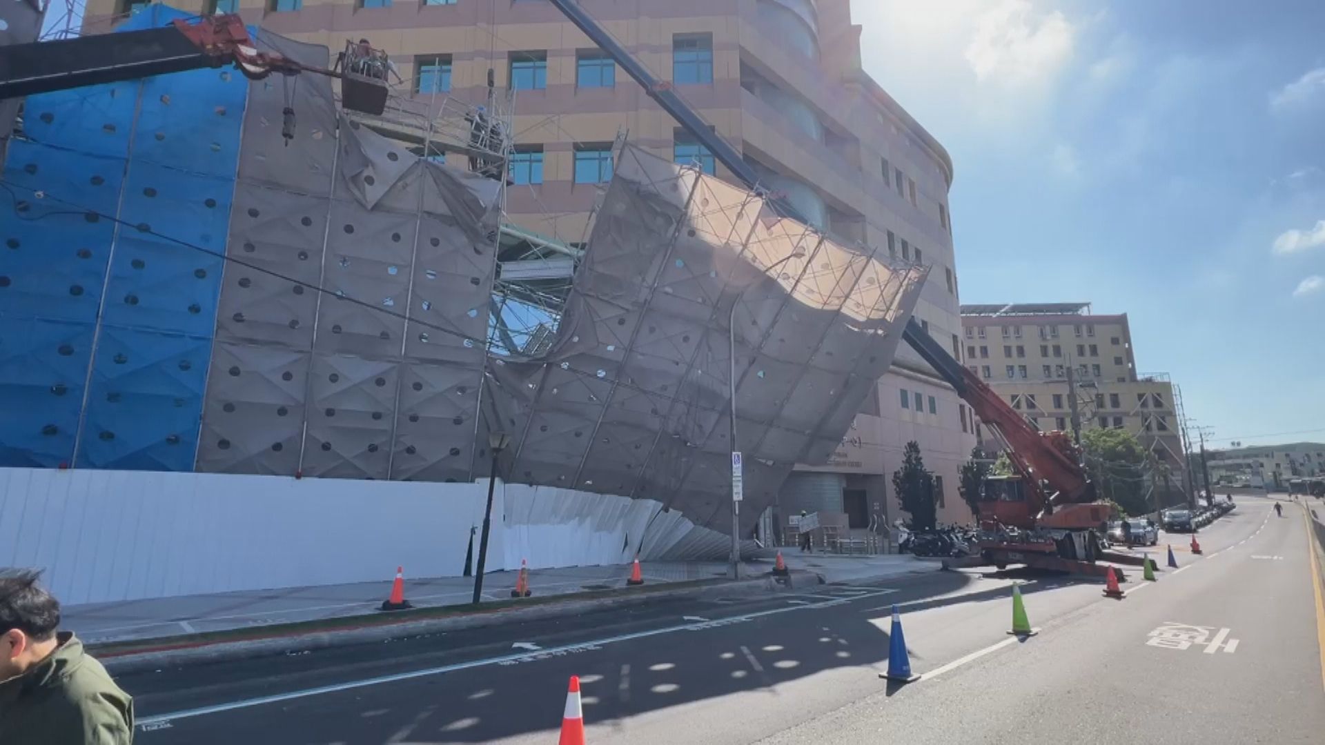 台中榮總鷹架圍籬「大面積倒塌」 市府勒令停工限期改善