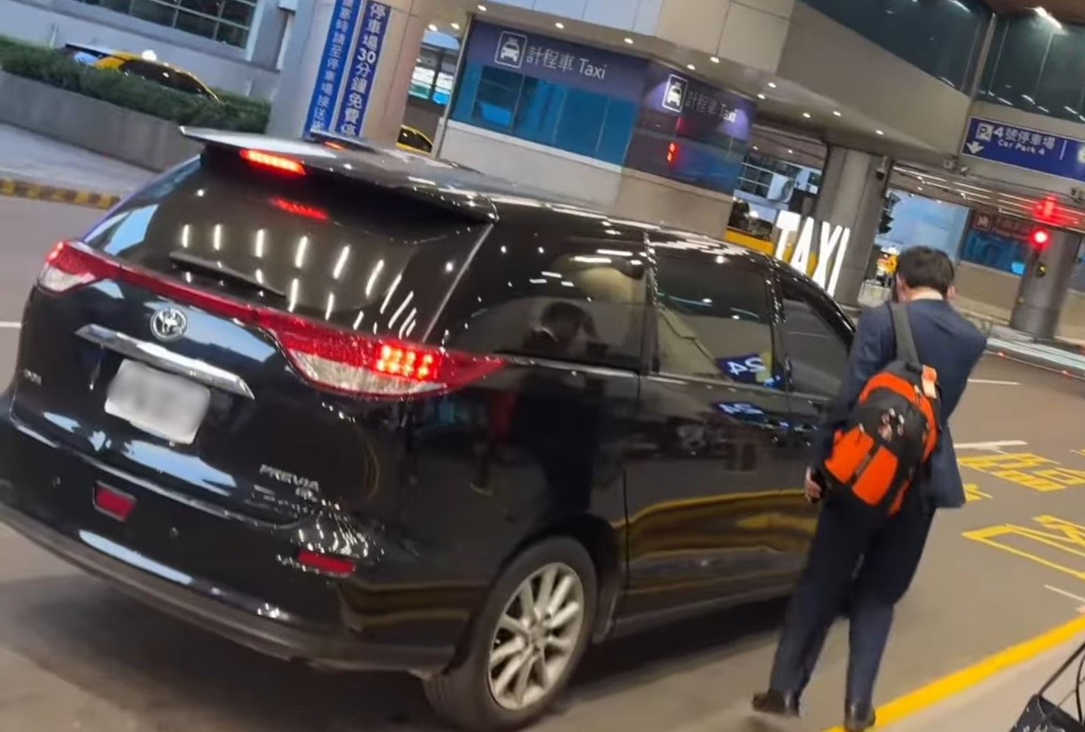 黃國昌訪美返台 四叉貓揪座車車牌「建商公司車」