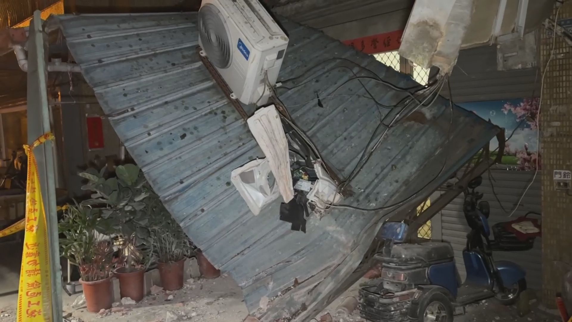 台中莒光新城13樓圍牆深夜崩落砸鐵皮 9旬獨居嬤驚險逃生