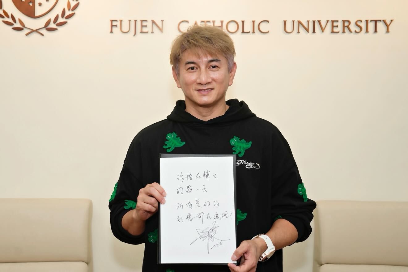 55歲吳奇隆金髮凍齡現身輔大 校長認證:紅遍亞洲也完全沒架子