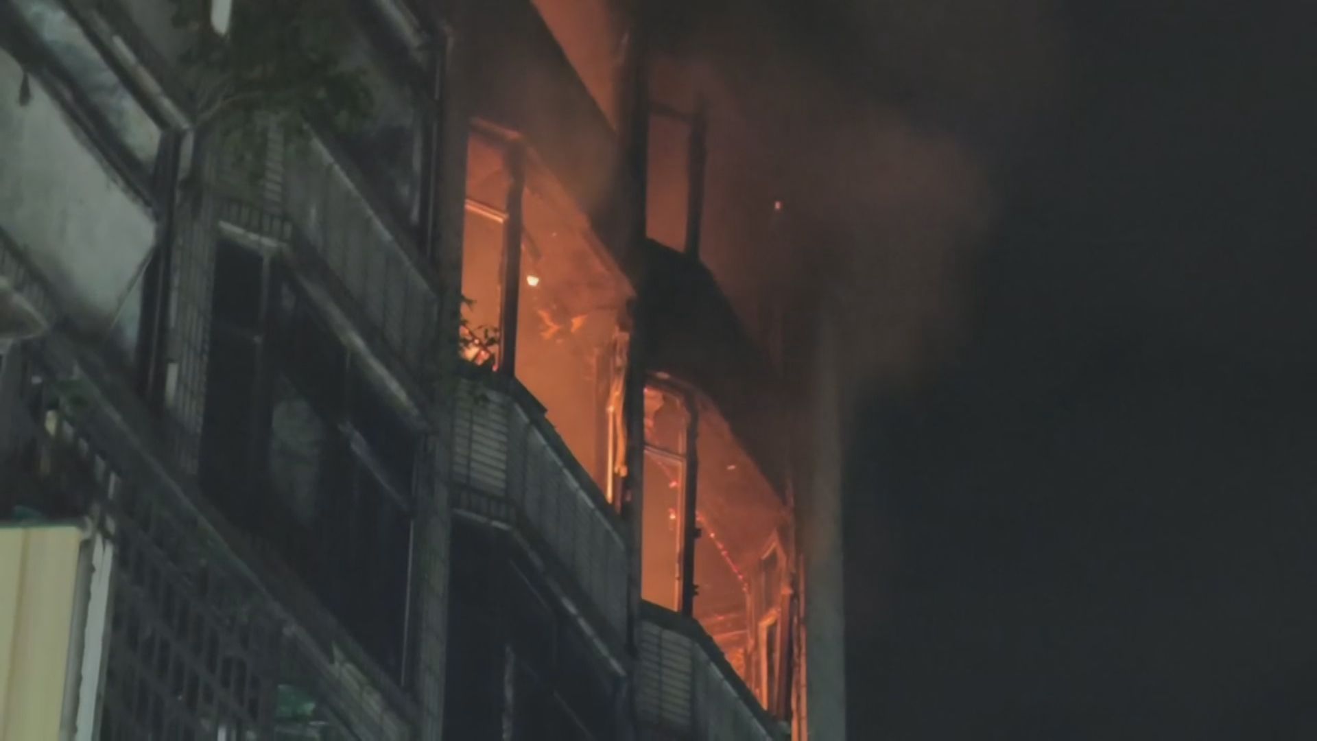 桃園舊大樓凌晨惡火吞噬四層樓 女街友燒垃圾釀禍遭送辦