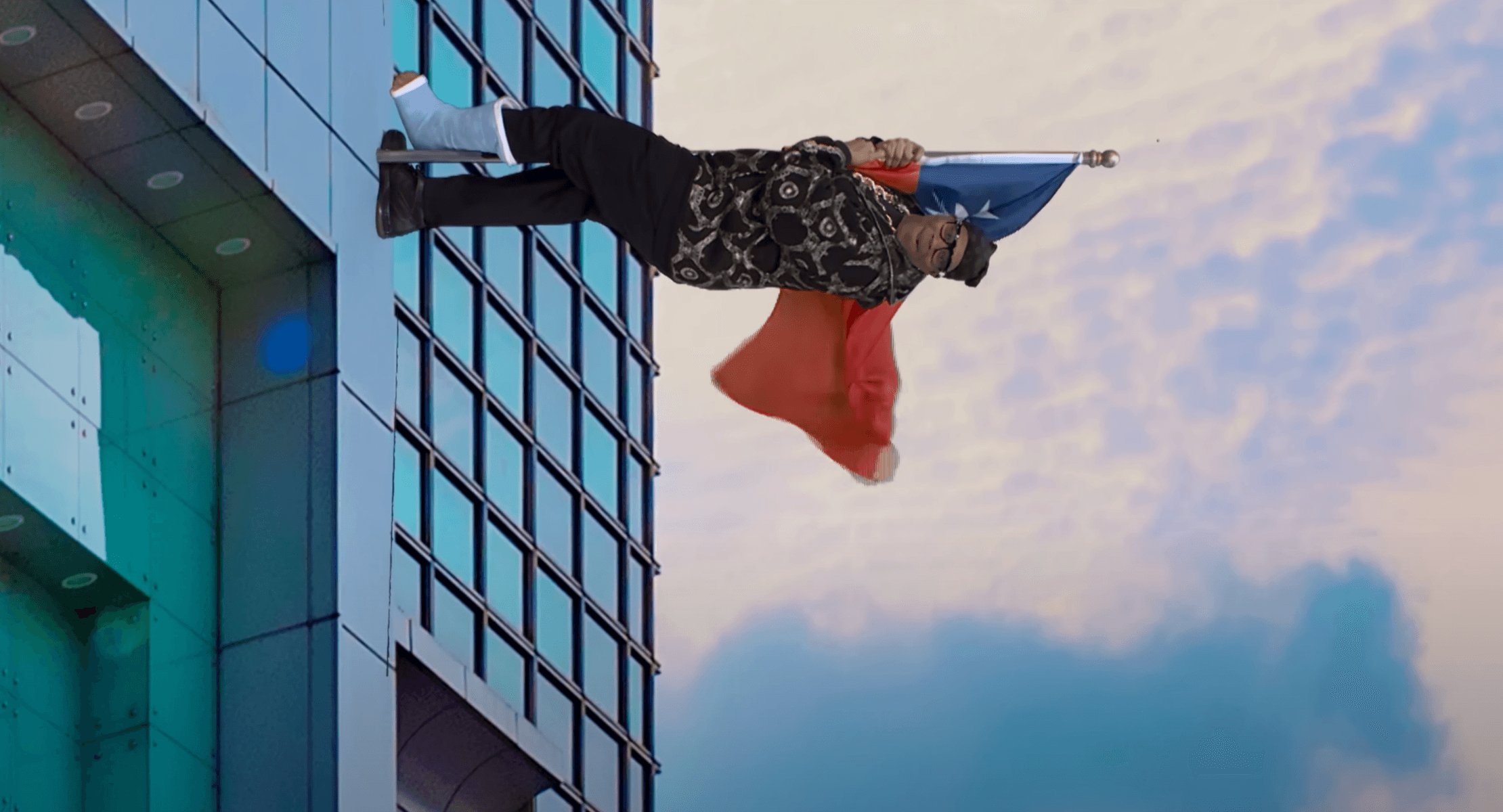 紅到美國!SNL搞笑致敬攀岩傳奇 台北101與國旗現身全美螢光幕