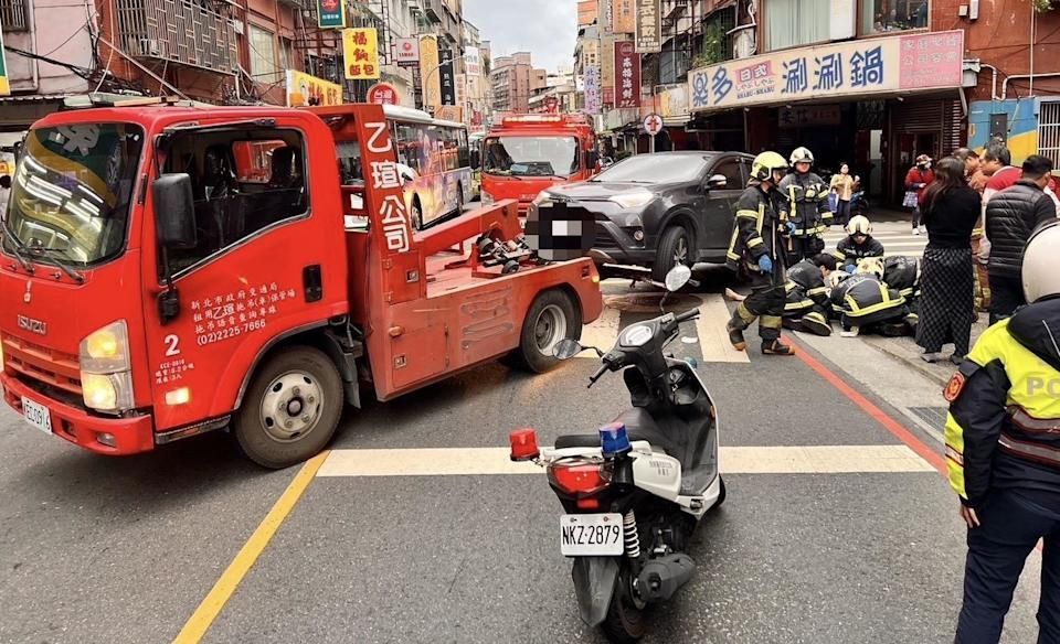 休旅車搶快「切西瓜」釀禍 蘆洲婦走斑馬線遭撞捲車底