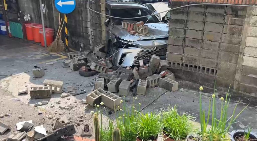 國民黨台中黨部圍牆遭撞!駕駛疑緊張誤踩油門 都發局員工受傷