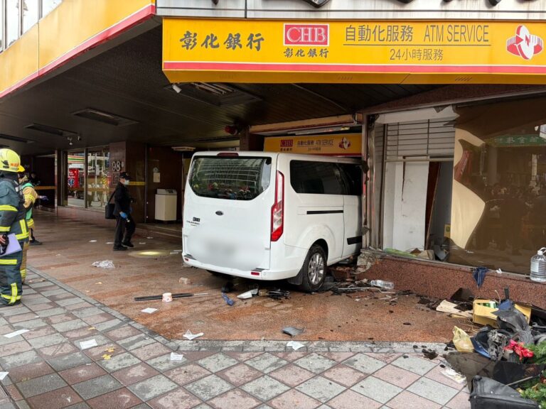 北市車禍10傷!採訪車高速撞進銀行瞬間曝光 三立電視台回應了