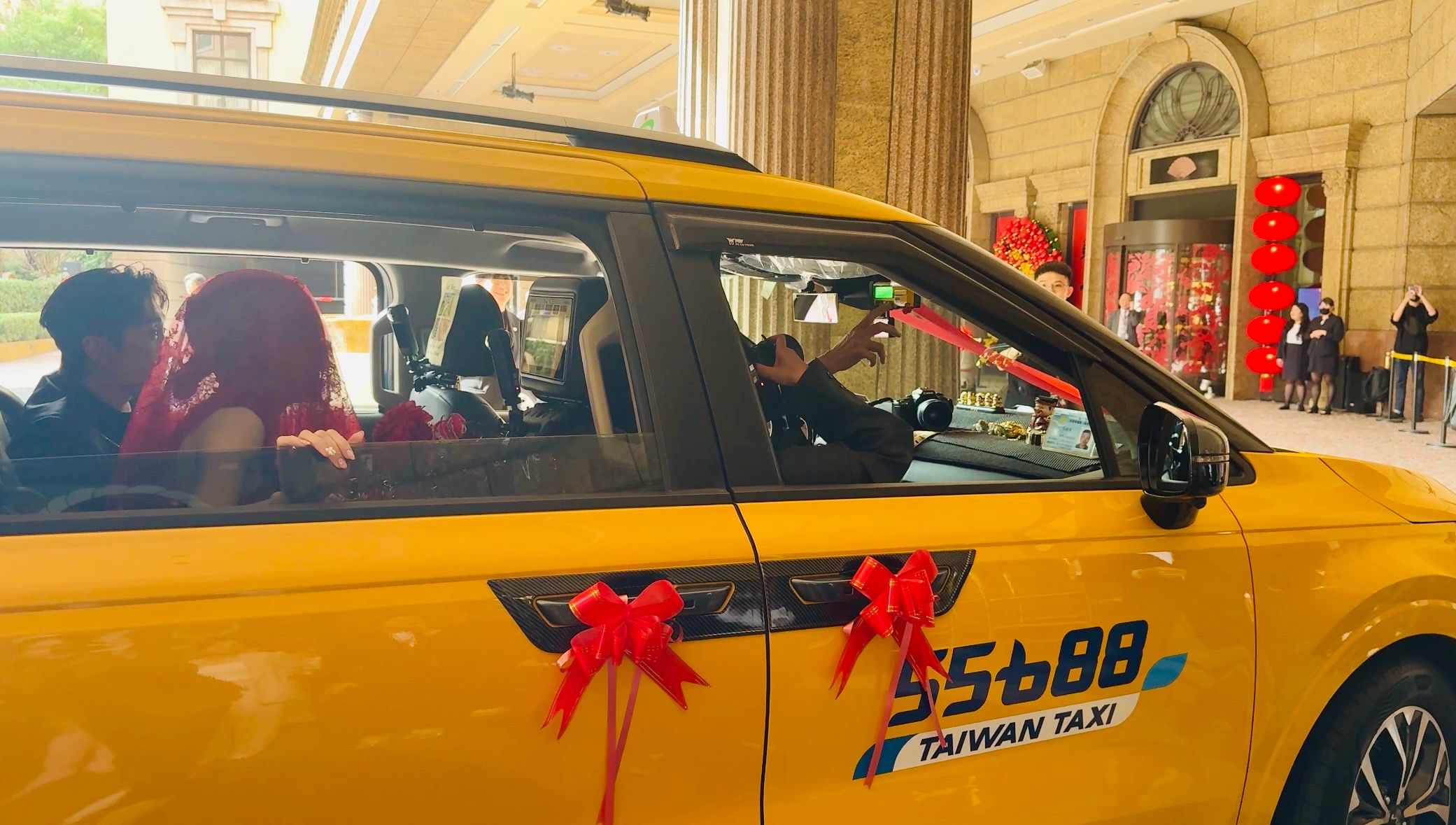 Lulu爸爸掌舵主禮車 「計程車護花任務」送女兒嫁陳漢典