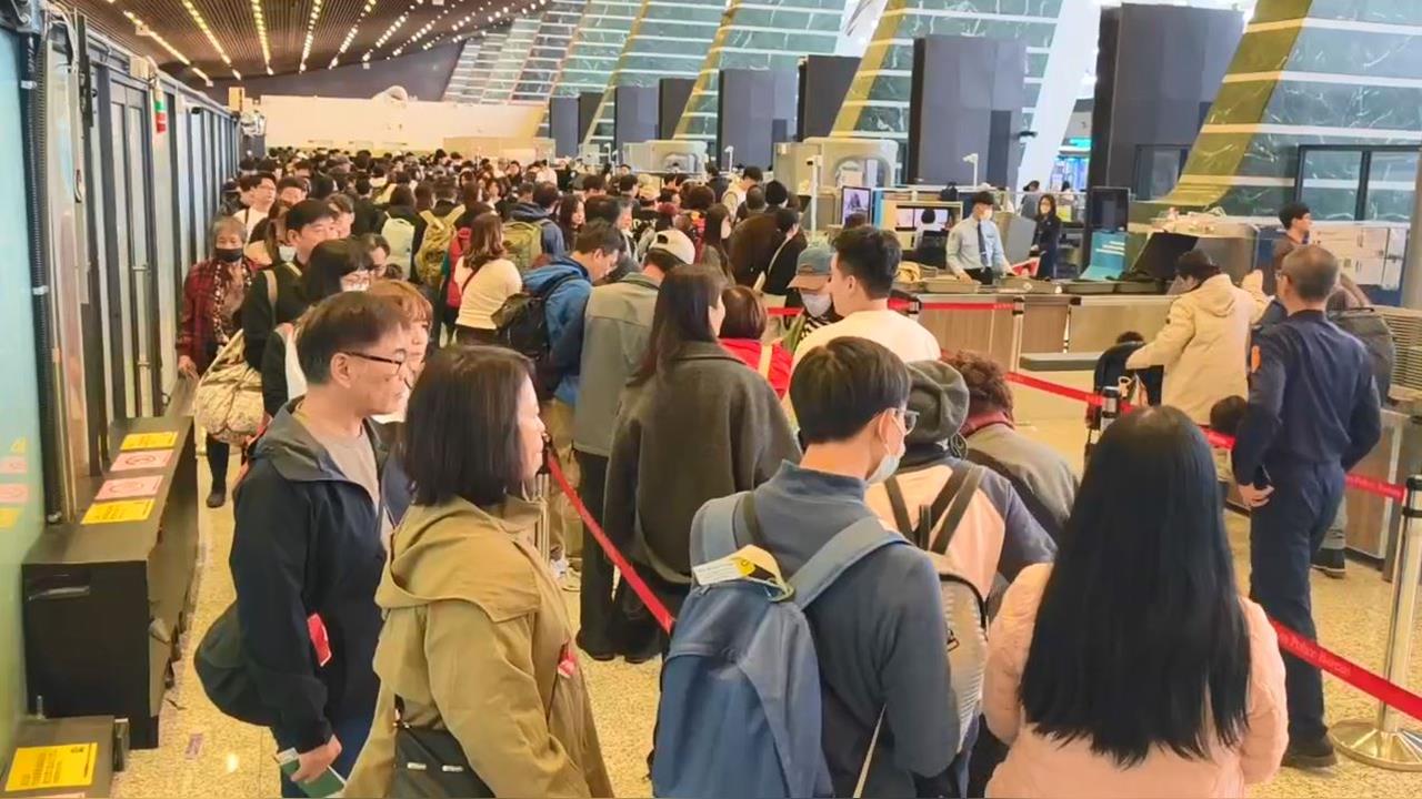 出國人潮擠爆桃園機場 他笑:台股3萬點「大家辭職了」?