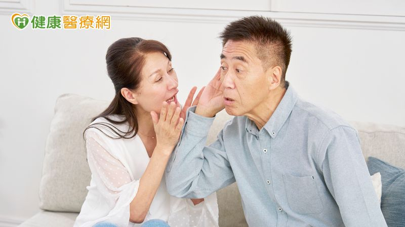 長輩看手機音量越調越大?醫:「聽不清」3點傷腦 失智風險恐悄悄提高