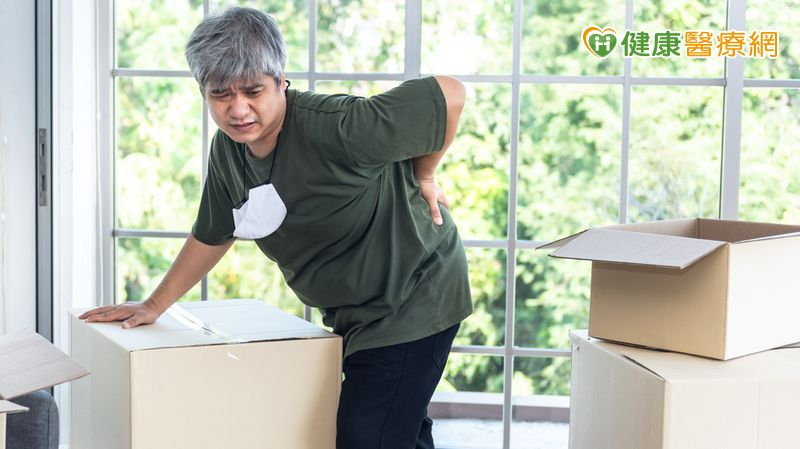 71歲翁「椎間盤嚴重磨損」站著都難!新式微創手術助告別極度痠痛