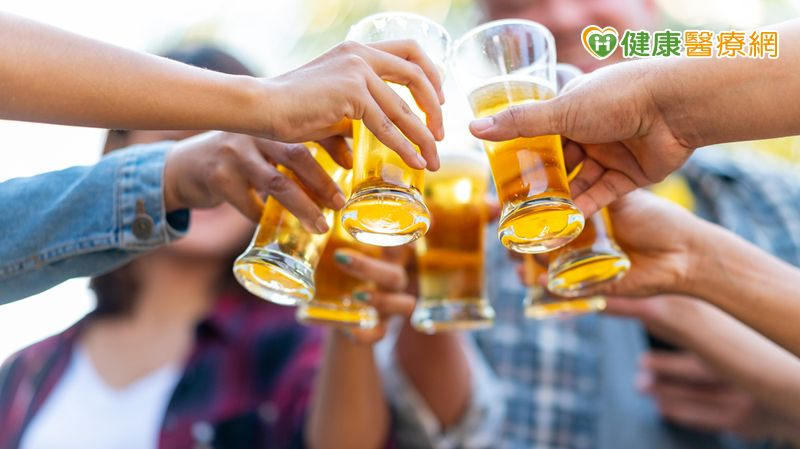 愛喝酒更容易染新冠肺炎?研究揭:「這群人」感染、死亡風險都上升