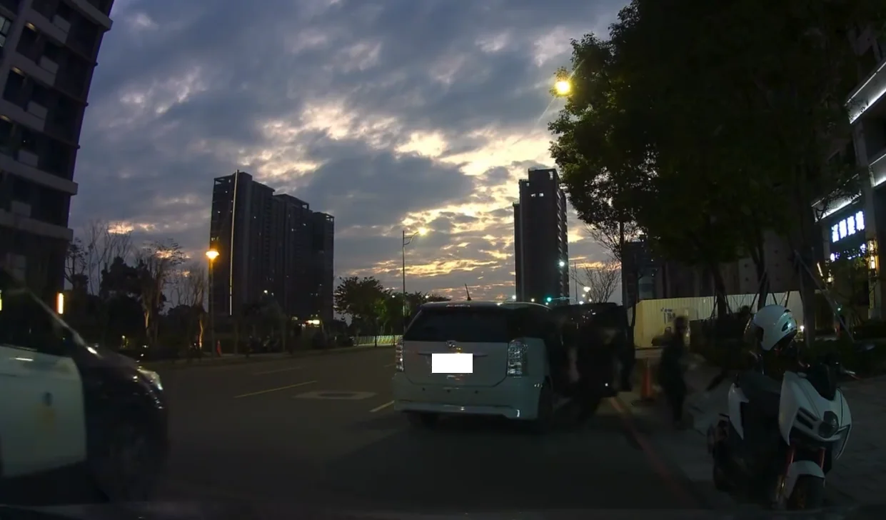 龜山警匪追逐5人棄車狂奔 車主身分曝光 龜山警匪追逐5人棄車狂奔 車主身分曝光
