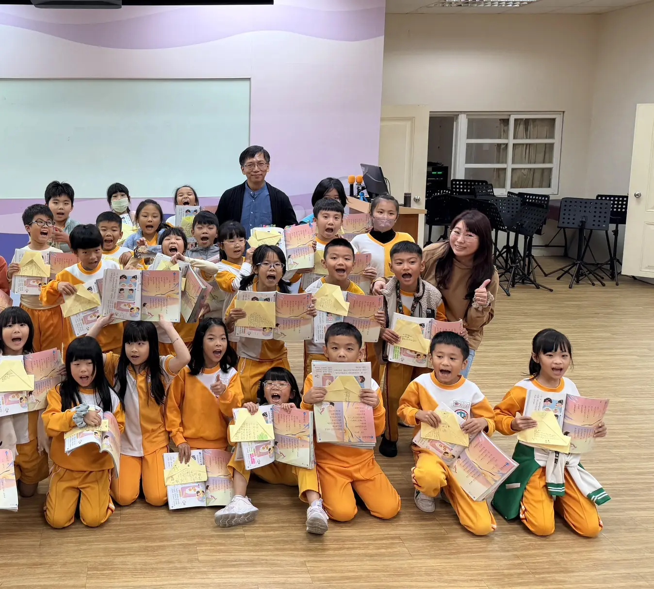 作家謝鴻文現身八德大忠國小 導讀活動意外變小型簽書會 fa5d4a5