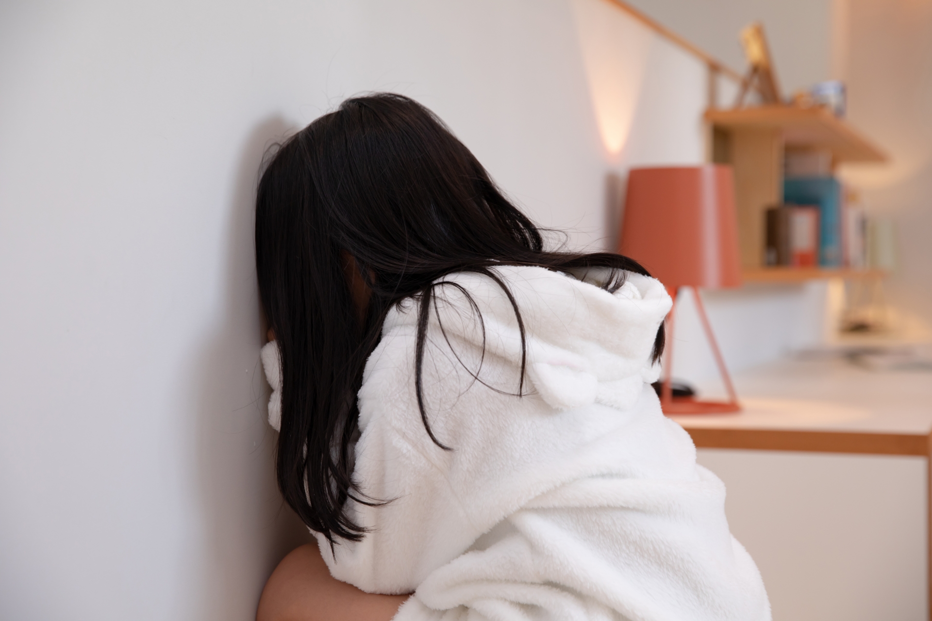 監視器錄下女童放學遭鎖喉拖行 校方給家長信喊話「共築安全網」