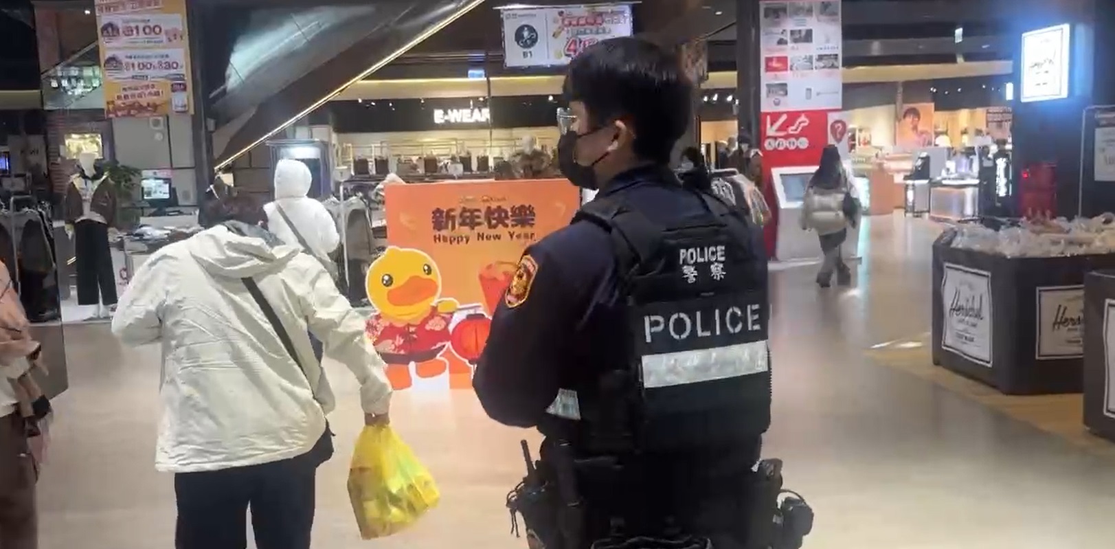 網傳環球A8男子持30公分長刀揮舞 龜山警曝真相