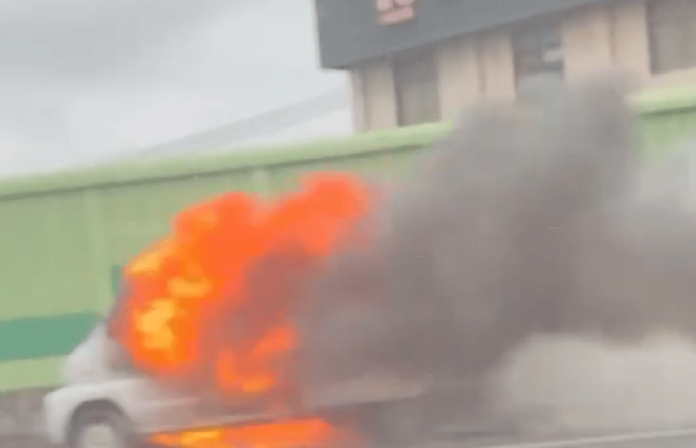 國1五楊高架中壢轉接道火燒車!自小客貨車停路肩瞬間成火球 國1五楊高架中壢轉接道火燒車!自小客貨車停路肩瞬間成火球