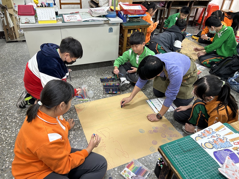 桃園成功國小學童參與創作 日本藝術家燈光裝置作品米倉劇場展出