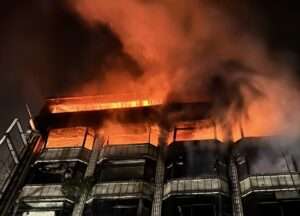 桃園區和平路凌晨大火 消防出動85人灌救