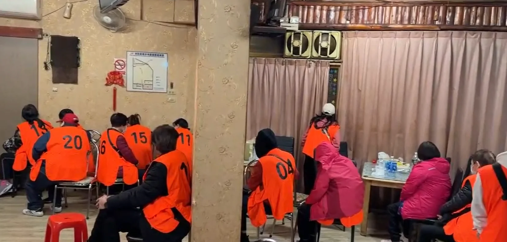 中壢警破門攻堅黑幫經營賭場 員工、賭客共28人被逮 中壢警破門攻堅黑幫經營賭場 員工、賭客共28人被逮