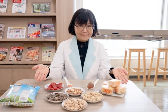 聯新國際醫院推薦「加減法」年菜 長年菜這樣煮不苦又健康 聯新國際醫院推薦「加減法」年菜 長年菜這樣煮不苦又健康