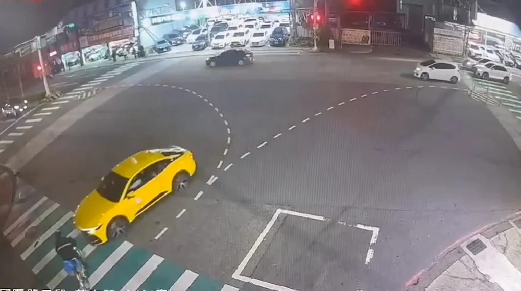 【有片】桃園腳踏車騎士逆向衝出 計程車閃避不及撞上 vlcsnap 2026 01 04 13h33m45s211