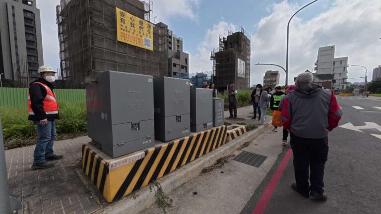 桃園航空城變電箱擋門口無法拆 安置戶怒批市府將風險推給民眾