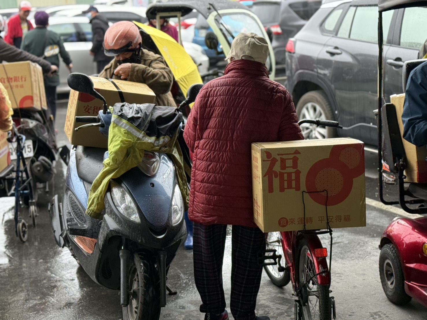 光復鄉居民開心的把年菜食物箱帶回家，與家人過好年。