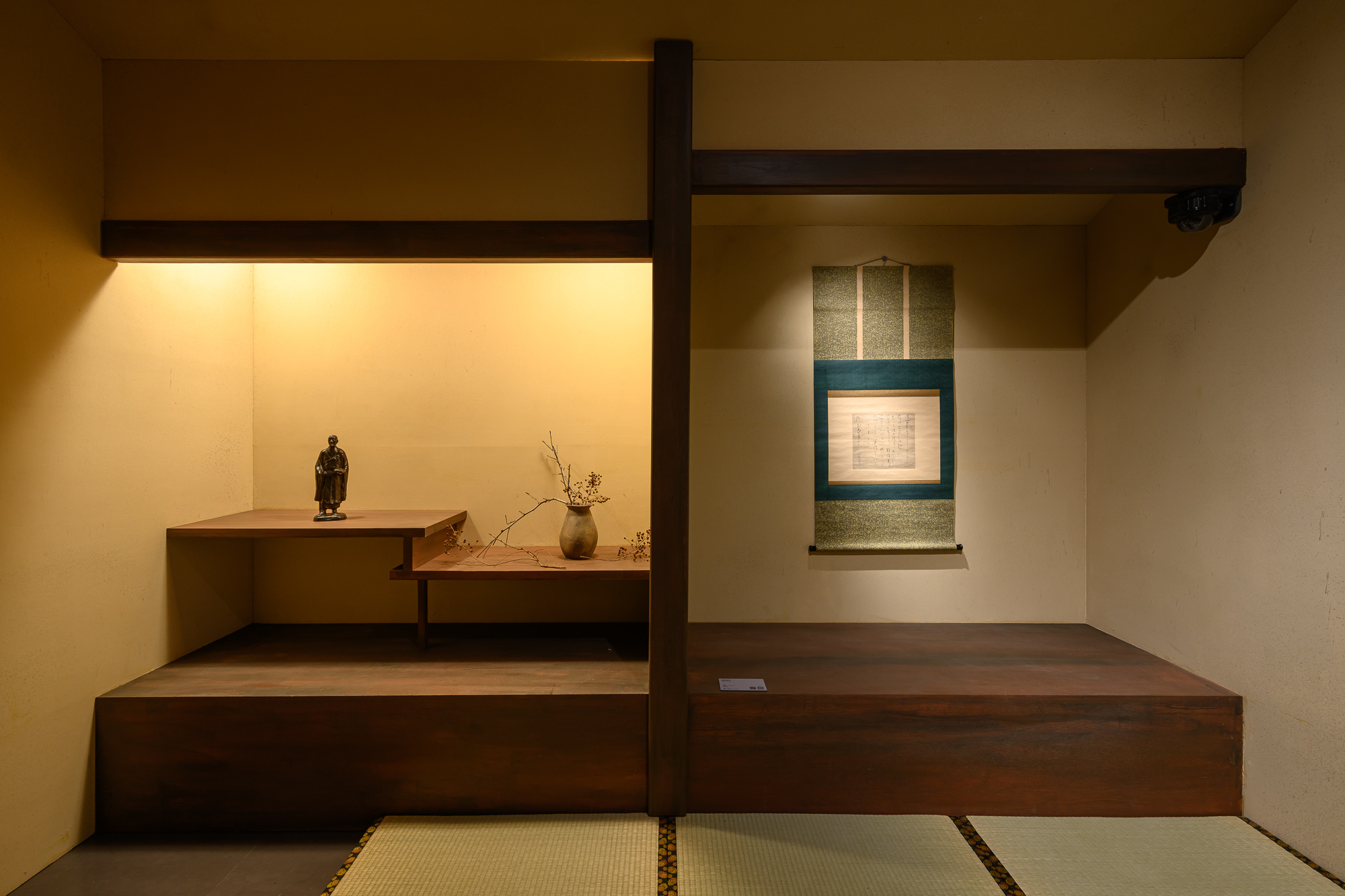 圖4 以僧人良寬的隱居處「五合庵」為發想打造日本茶室空間，展示其作品〈致阿部札〉。攝影／ANPIS FOTO王世邦，圖片提供／桃園市立美術館。