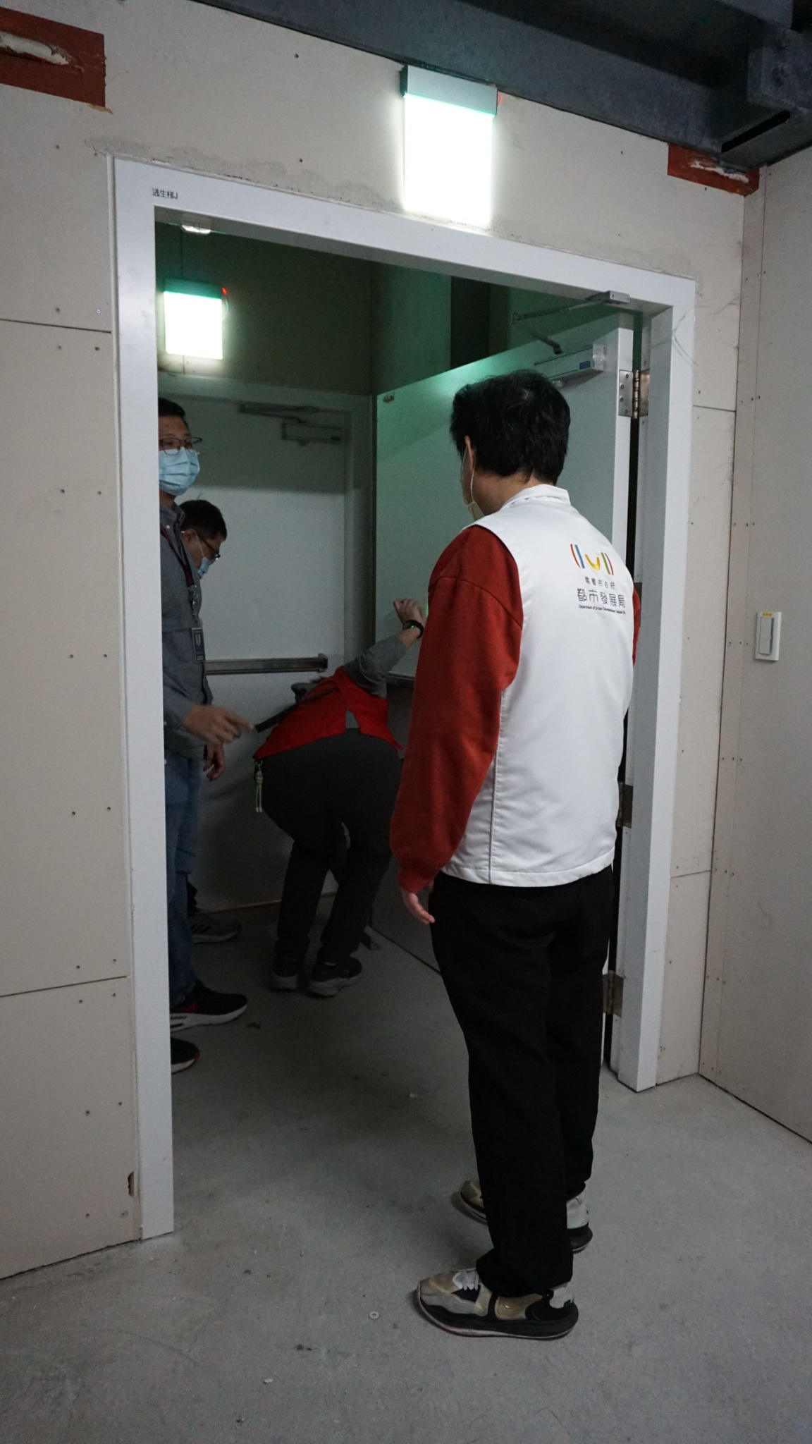 圖說：確認逃生動線通暢及安全門啓閉正常