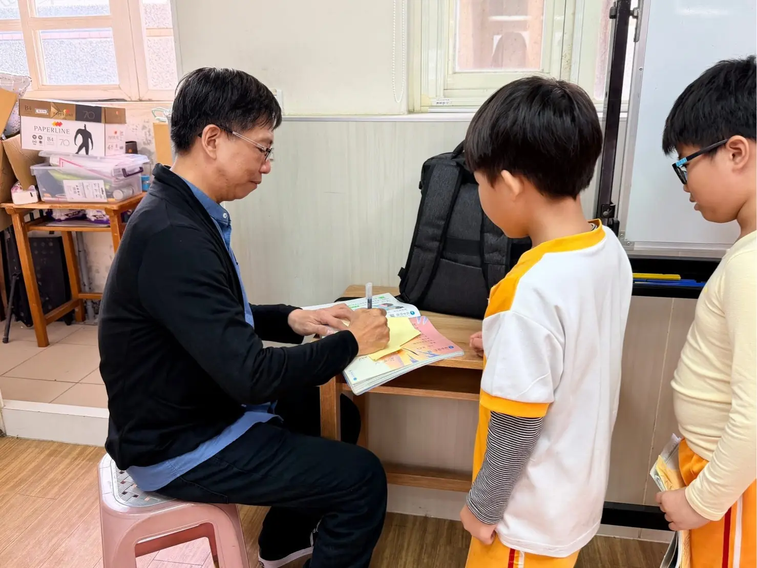 作家謝鴻文現身八德大忠國小 導讀活動意外變小型簽書會 大忠國小05 0 1