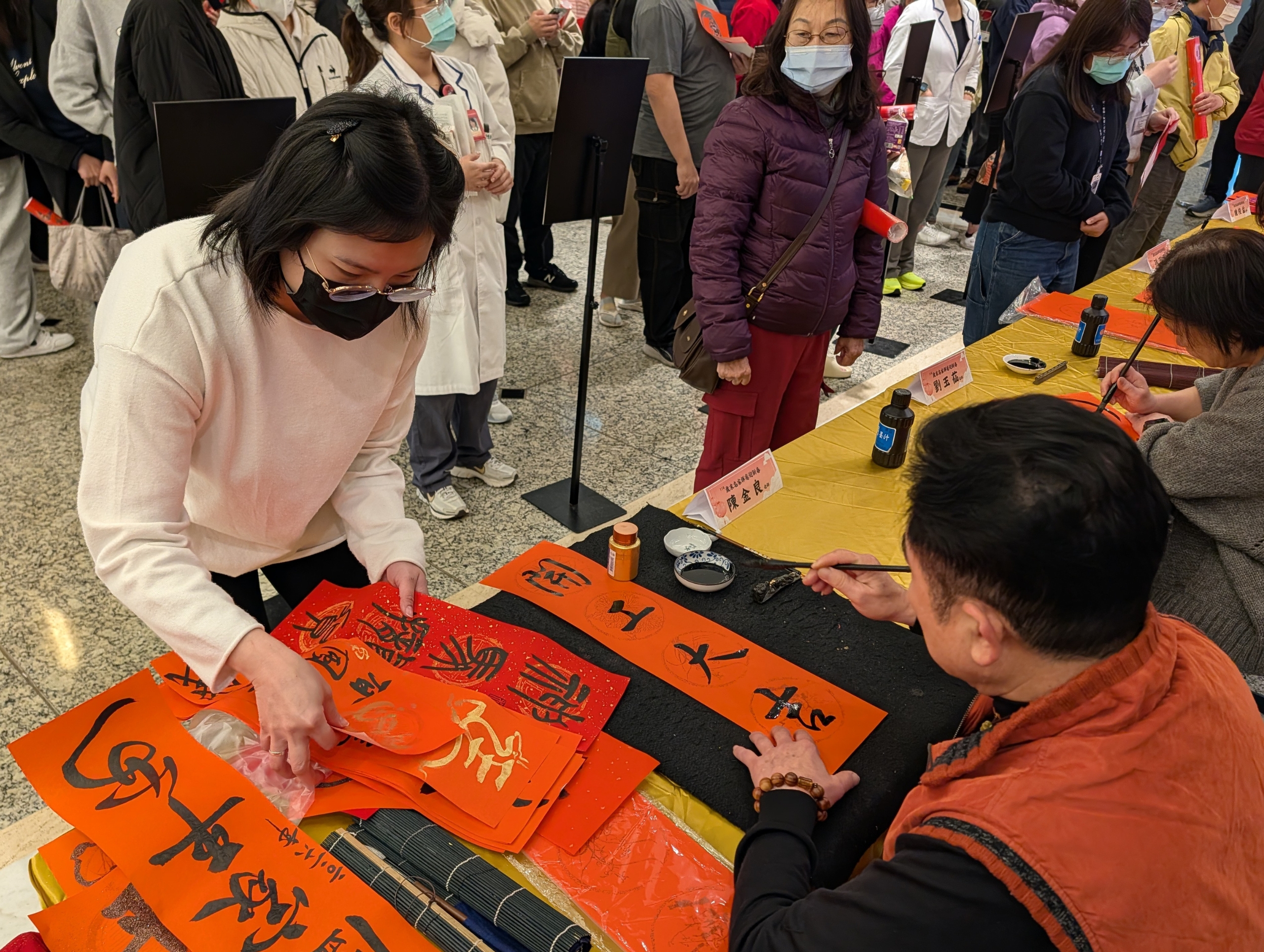 恩主公醫邀書法名家現場揮毫 贈春聯傳遞新年福氣 恩主公醫院舉辦歲末名家揮毫迎新春活動吸引眾多民眾參與 2