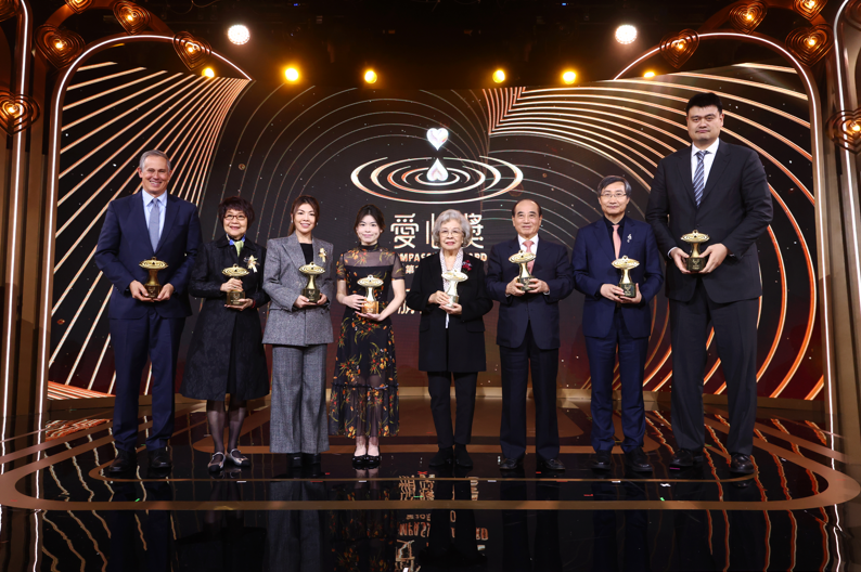 愛心獎得主：（上圖左起）Peggy Dulany（Elliott Donnelley代）、、香港小童群益會兒童之家（陳