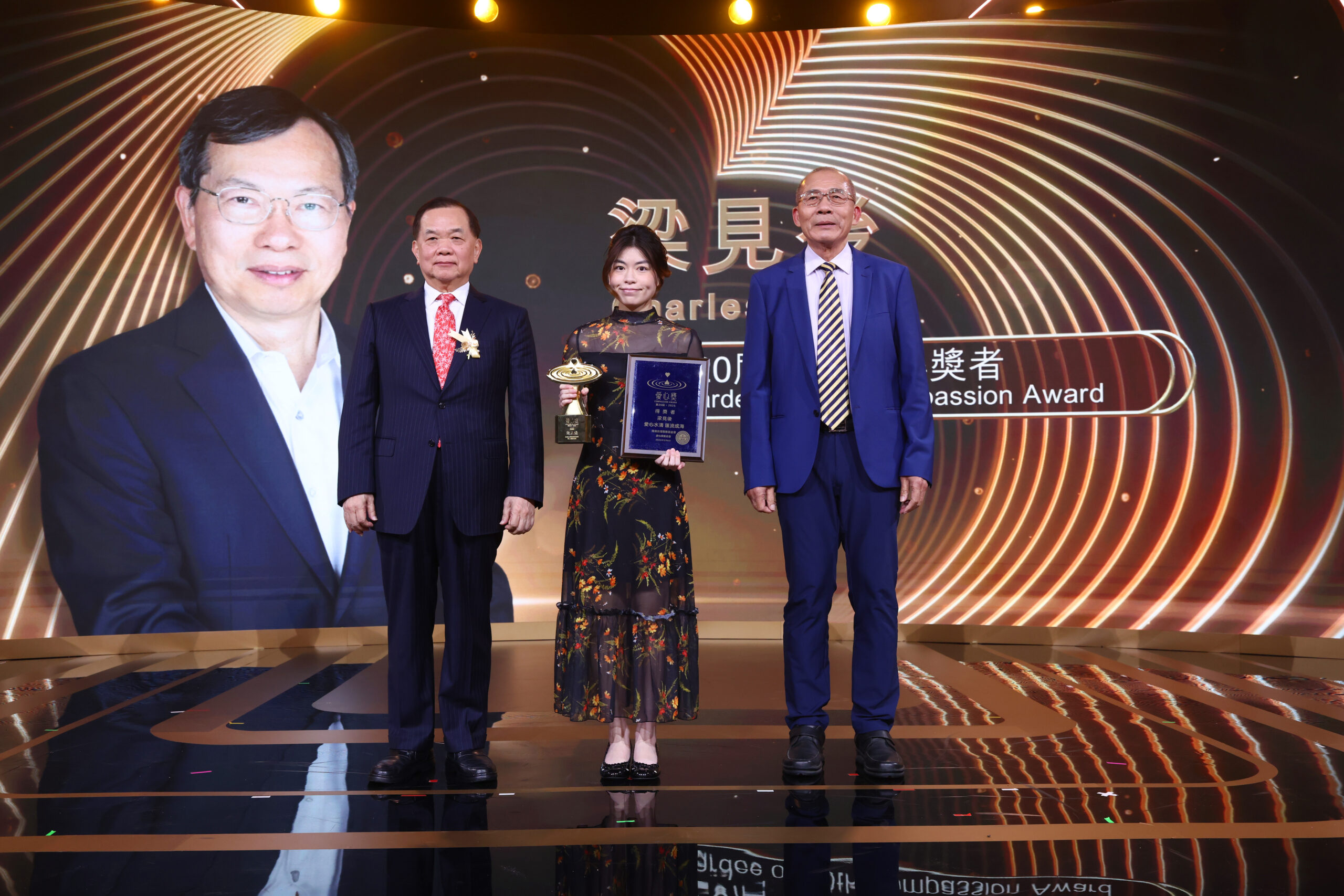 梁見後千金Christina Liang與頒獎嘉賓：台灣現代財經基金會董事長黃輝珍 左、鐿鈦科技總 scaled