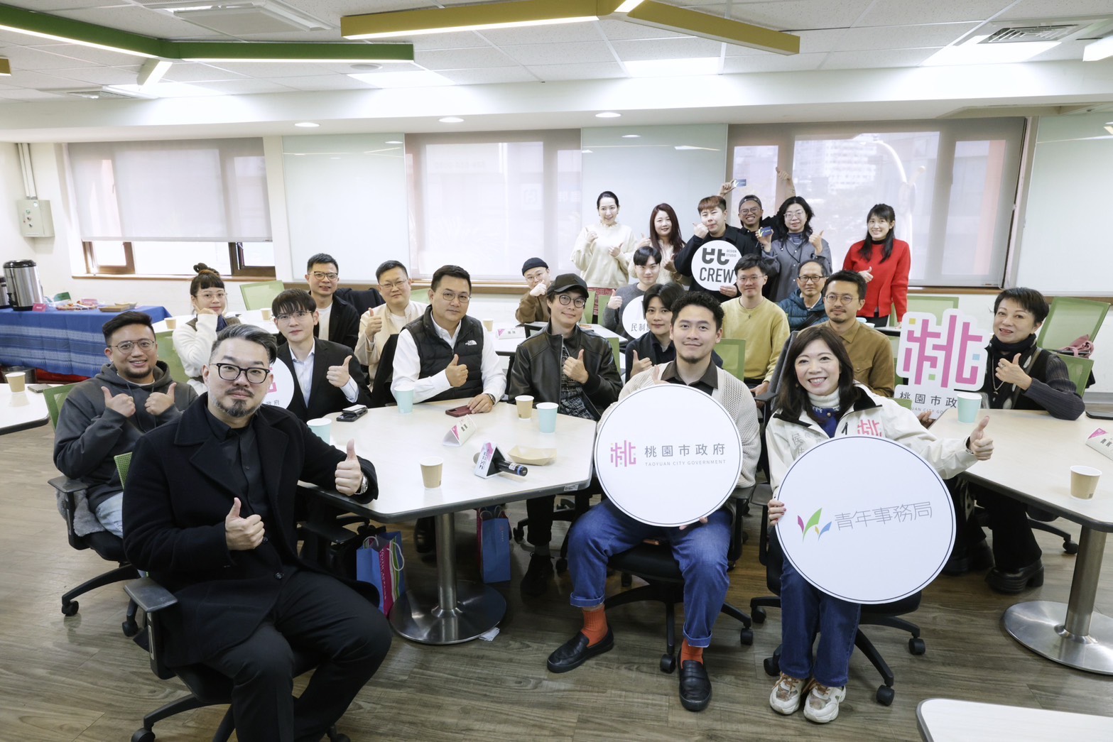 圖說：桃園市青年局侯佳齡局長與桃園設計庫交流小聚茶會合影 0
