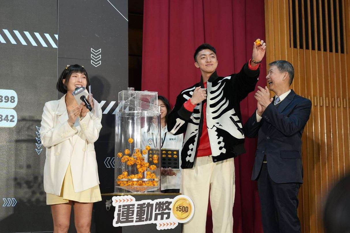 擊劍選手李讓代表進行公開抽籤。