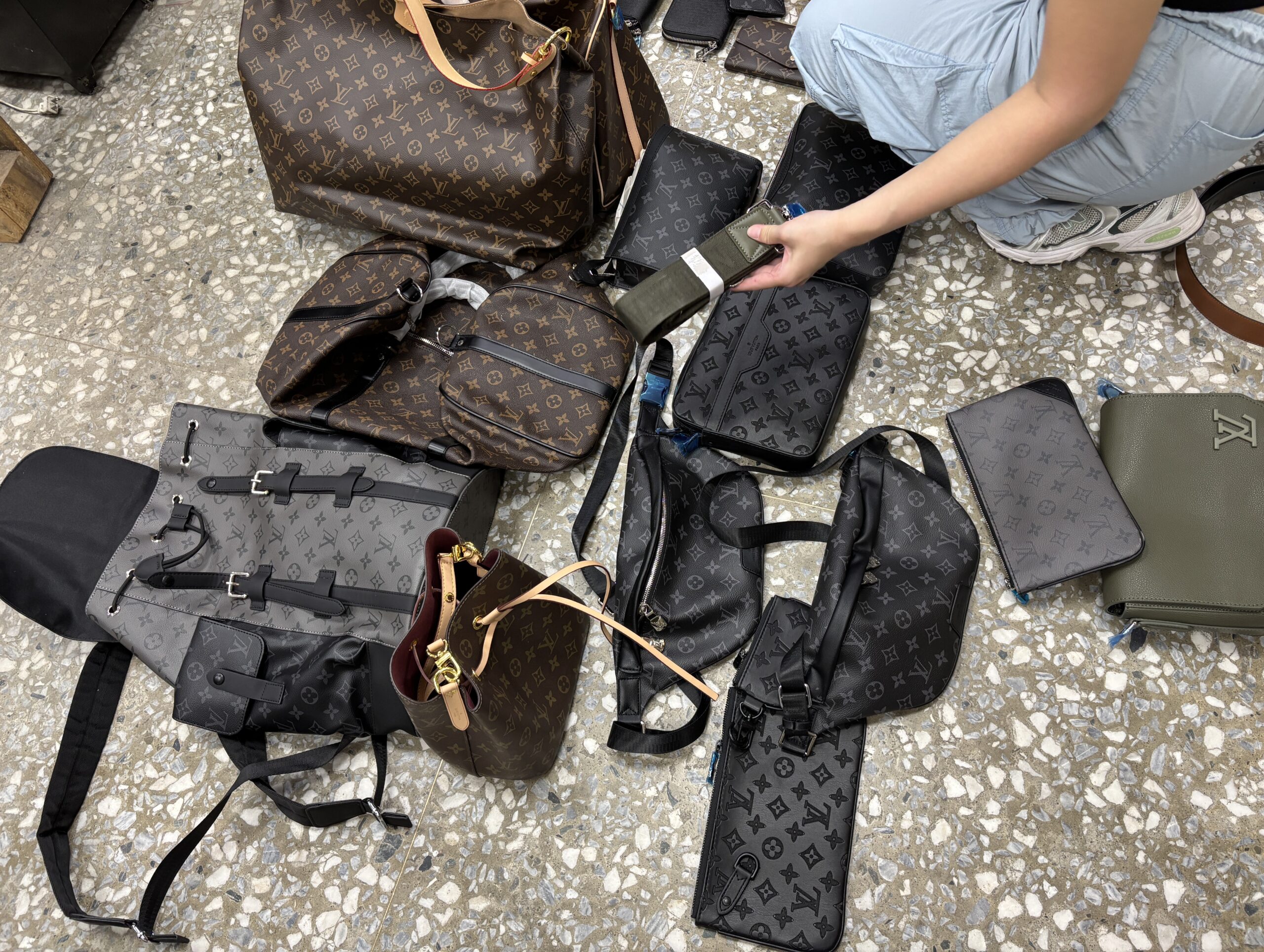 賣盜版LV、BURBERRY侵權市值逾2億 仿冒精品集團15人被逮 照片D 9 scaled