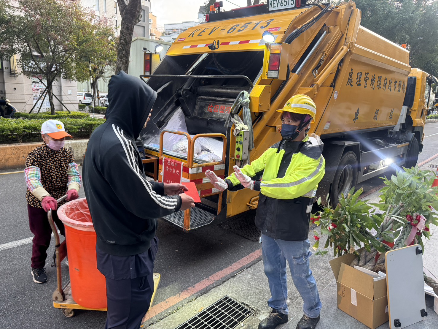 桃園環保局春節垃圾量暴增117% 出動近3000人收運 第2張