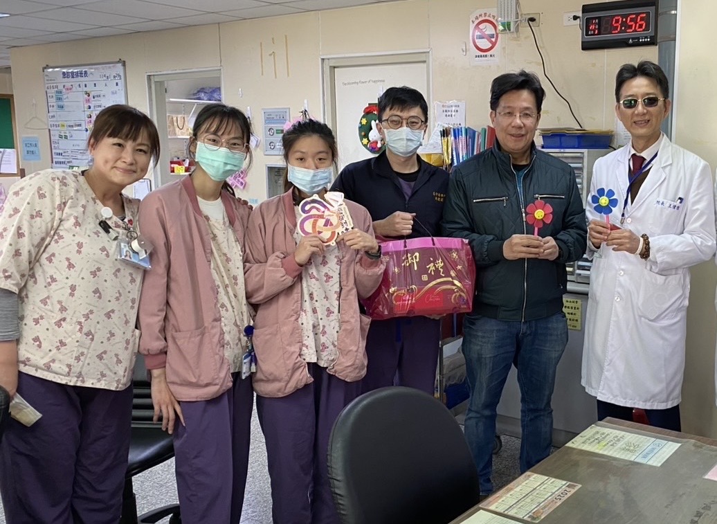 醫福會執行長林慶豐右2與院長王偉傑右1探視春節值班醫護人員。樂生醫院提供 0