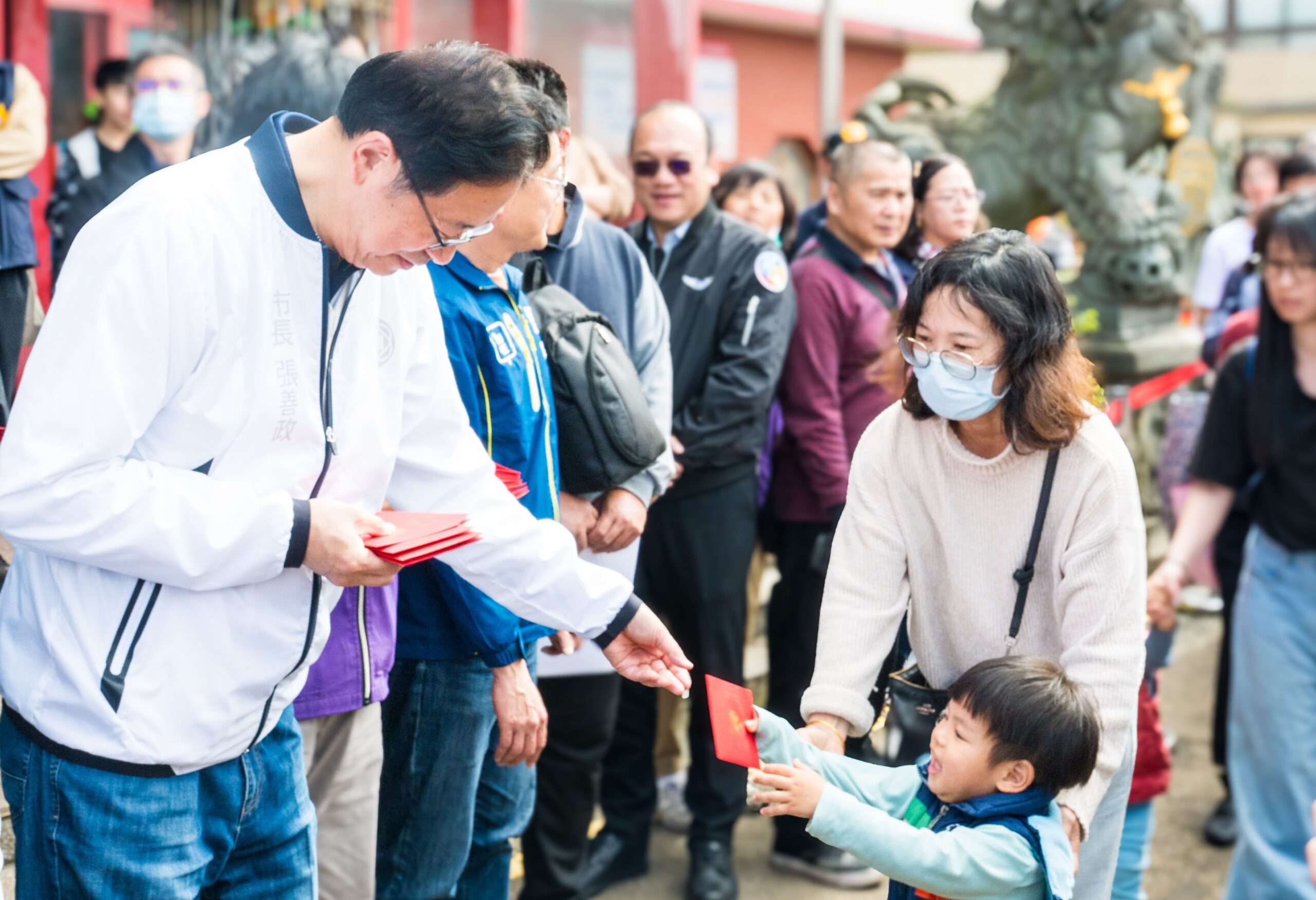 張善政宮廟發福袋 祈求市政順利百姓安康 02f7665e 9513 4dbc b660 ef46afeba705 scaled