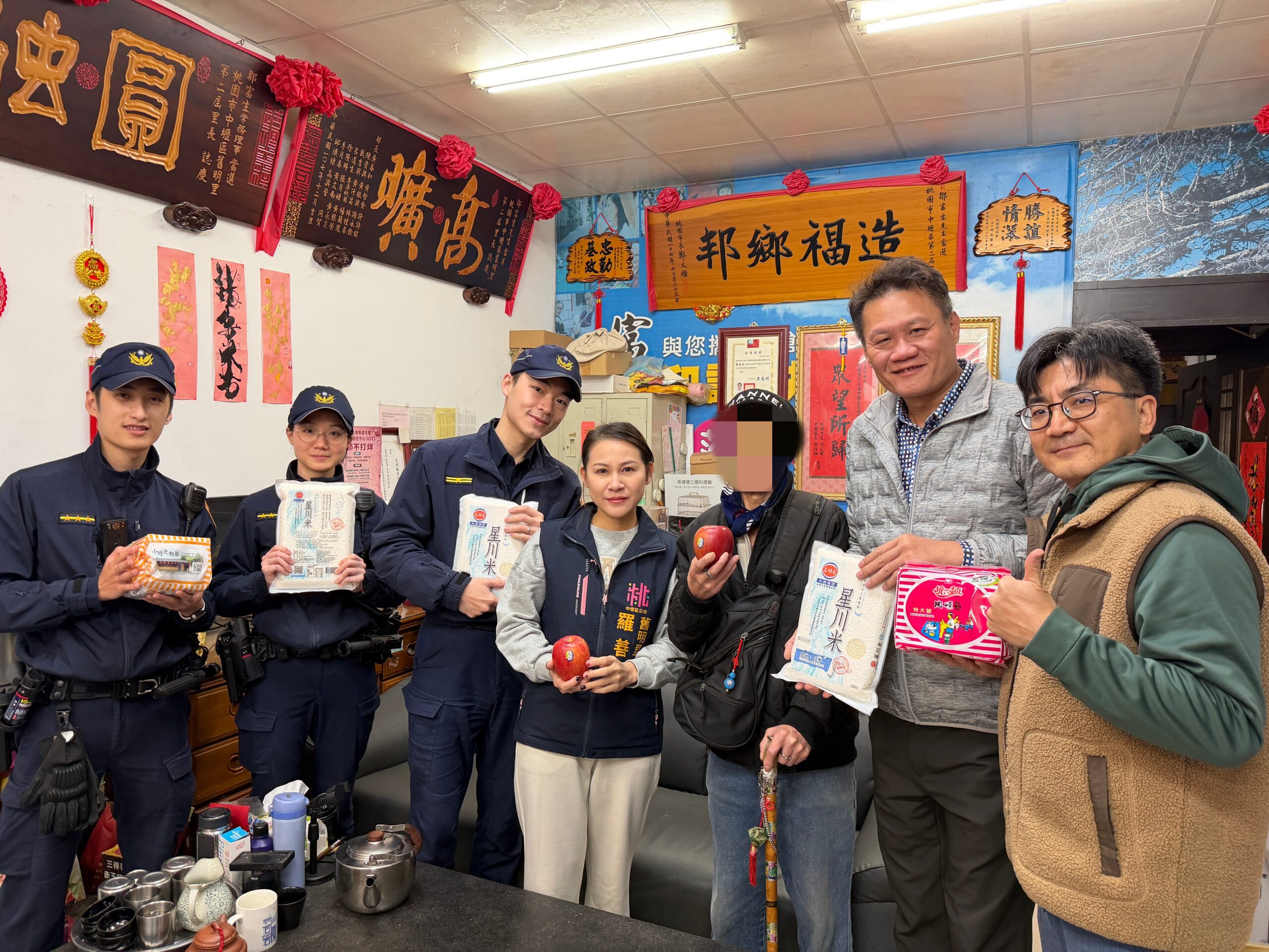 壢警、警友站合作送暖 陪伴弱勢家戶安心過好年