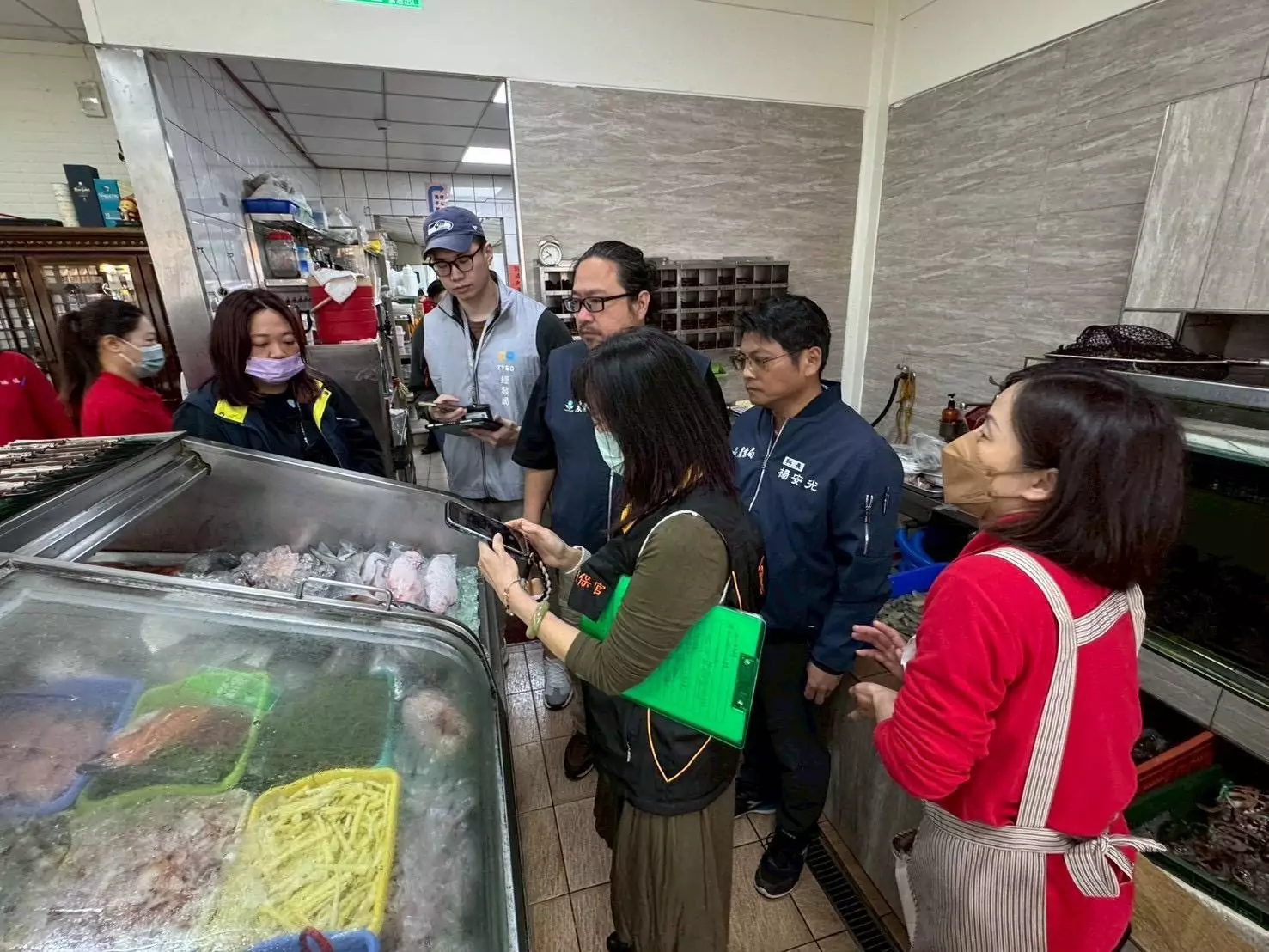 蟹味棒充當生魚片?桃園農業局突襲2漁港稽查 把關消費者權益 蟹味棒充當生魚片?桃園農業局突襲2漁港稽查 把關消費者權益