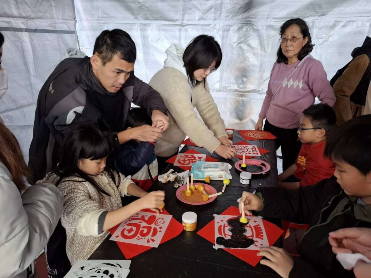 原本要去迪化街!桃園一家四口改參加公益揮毫驚喜抽中75吋大電視 102779