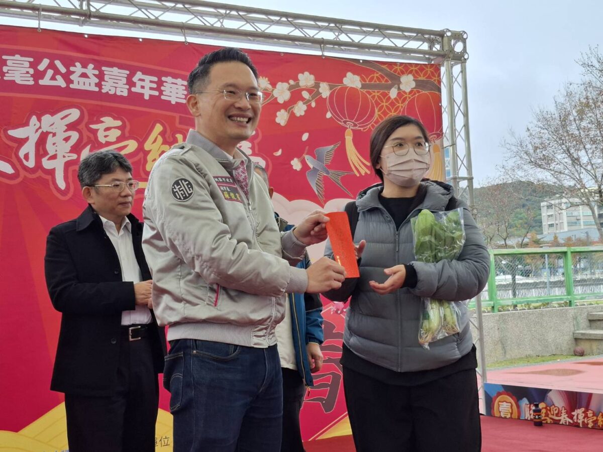 原本要去迪化街!桃園一家四口改參加公益揮毫驚喜抽中75吋大電視 102781