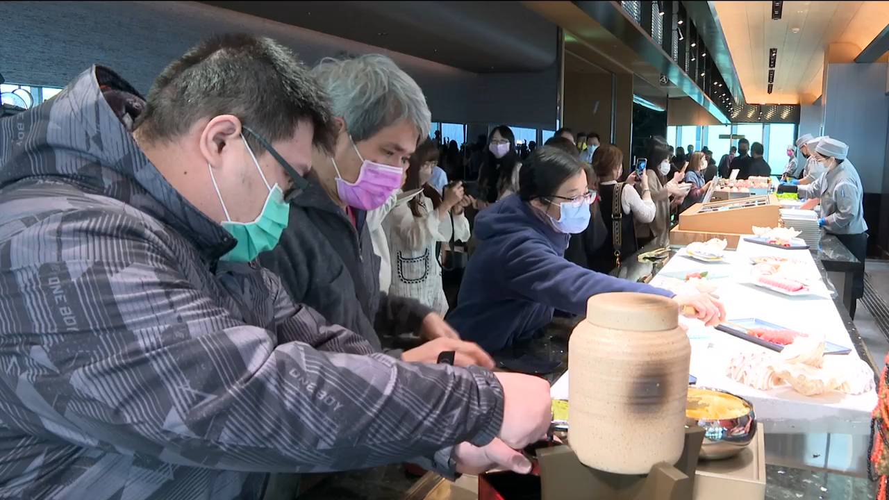 年前市場湧採買潮 外食族荷包又瘦2/新年餐飲再掀漲價潮 牛肉麵、速食、自助餐漲3-8%