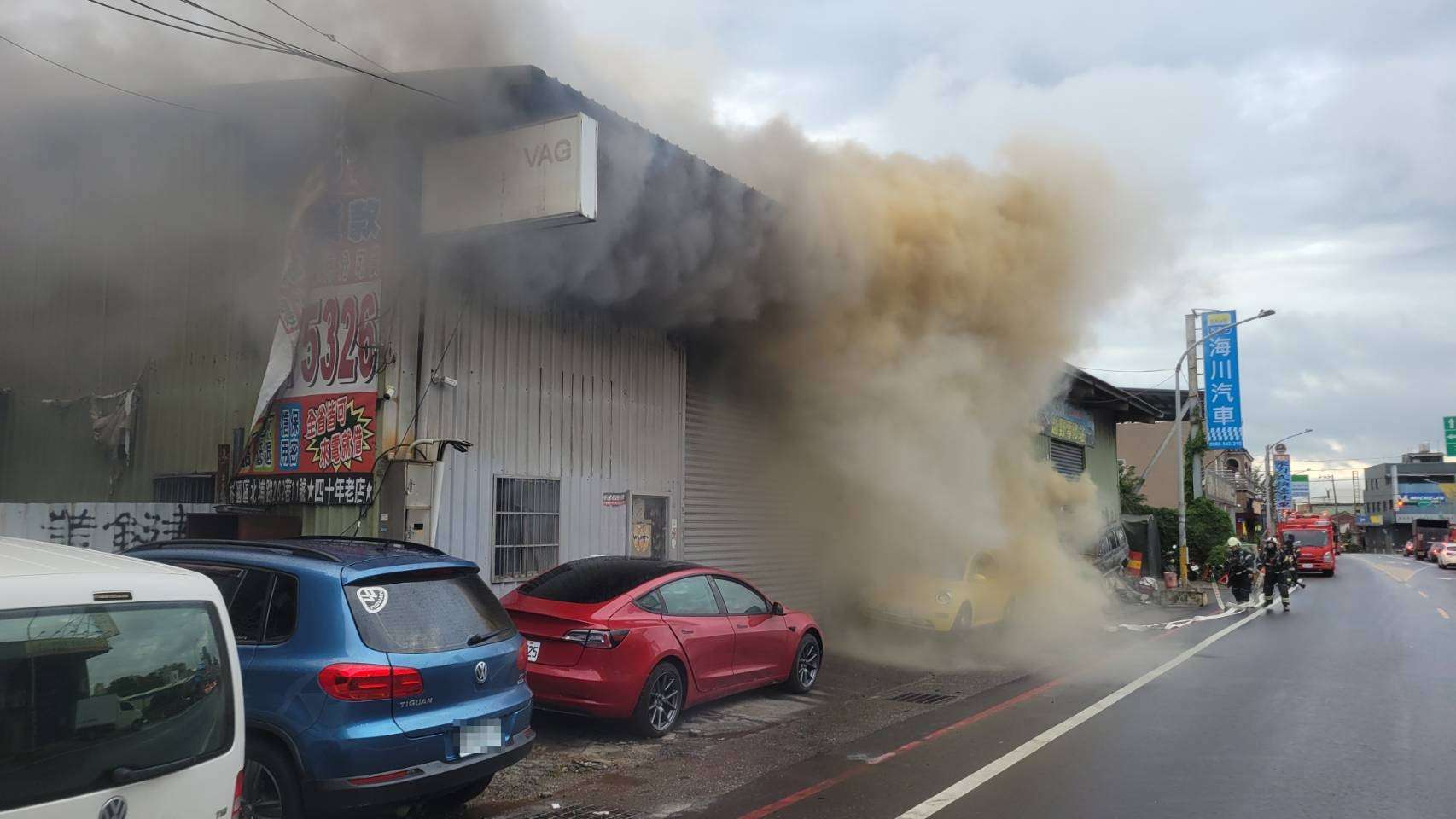 桃園八德汽修廠大火 鐵皮屋焚毀幸無人傷亡